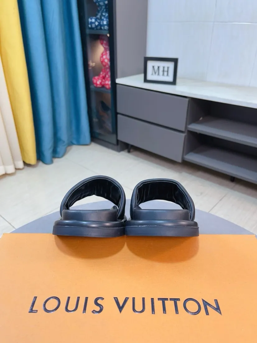 Ex-factory price 360🌹🌹 (lv-Louis Vuitton) New men's slippers, high-end boutique, exquisite embossed logo decoration on the upper, fine workmanship, super soft soles, casual, loose and comfortable, a must-have in summer! \nsize：38-44